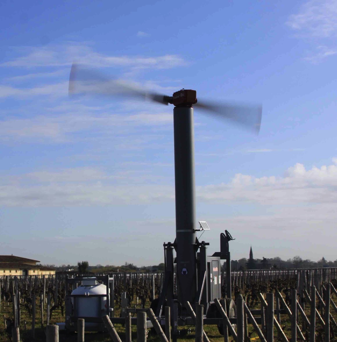 Entdecken Sie, wie unsere mobile Windmaschine den besten Frostschutz bietet.
